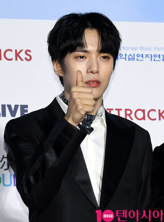 몬스타엑스 민혁이 8일 오후 서울 송파구 잠실실내체육관에서 열린 제9회 가온차트 뮤직 어워즈 레드카펫 행사에 참석하고 있다.