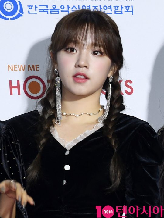 여자아이들 우기가 8일 오후 서울 송파구 잠실실내체육관에서 열린 제9회 가온차트 뮤직 어워즈 레드카펫 행사에 참석하고 있다.