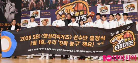 안재철 PD(왼쪽부터), 문수인, 쇼리, 줄리엔강, 서장훈, 유선호, 조이, 이태선, 김승현, 차은우, 강경준, 이상윤, 서지석이 9일 오후 서울 목동 SBS홀에서 열린 ‘핸섬타이거즈’ 제작발표회에 참석했다. /이승현 기자 lsh87@