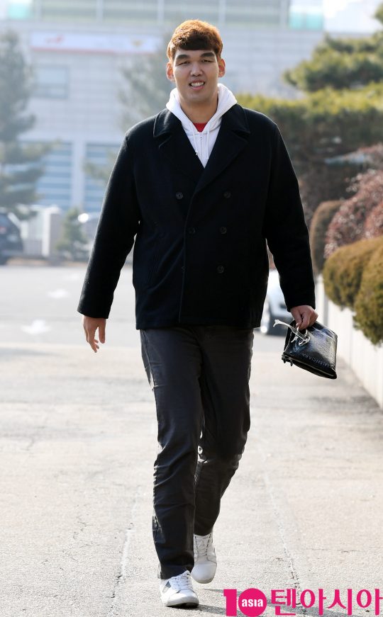 하승진이 11일 오후 서울 여의도동 KBS별관에서 열리는 ‘해피투게더4’ 녹화 방송에 참석하고 있다.