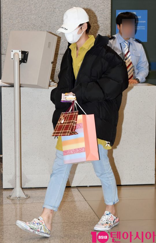 그룹 위너(강승윤, 송민호, 김진우, 이승훈) 김진우가 13일 오전 방콕 해외일정을 마치고 인천국제공항을 통해 입국하고 있다.