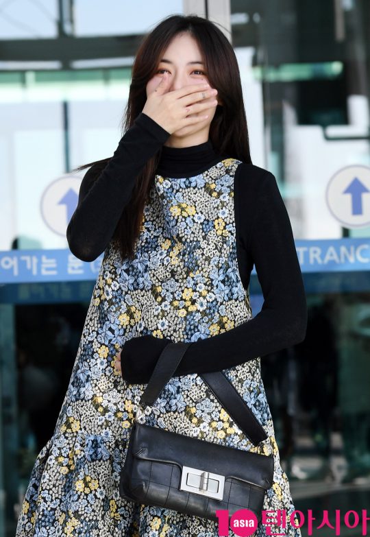 가수 현아가 13일 오전 광고 촬영차 인천국제공항을 통해 방콕으로 출국하고 있다.