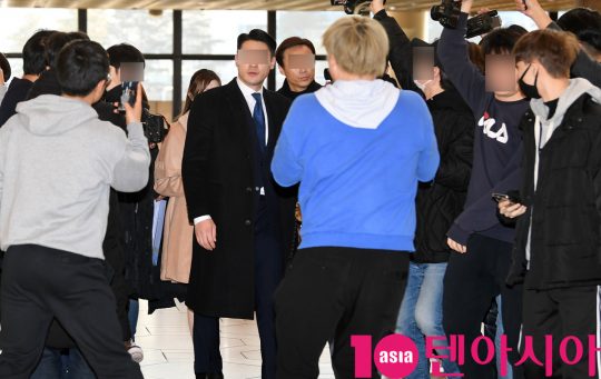 걸그룹 아이즈원 멤버 혼다 히토미가 13일 오전 개인일정차 김포국제공항을 통해 일본으로 출국하고 있다.