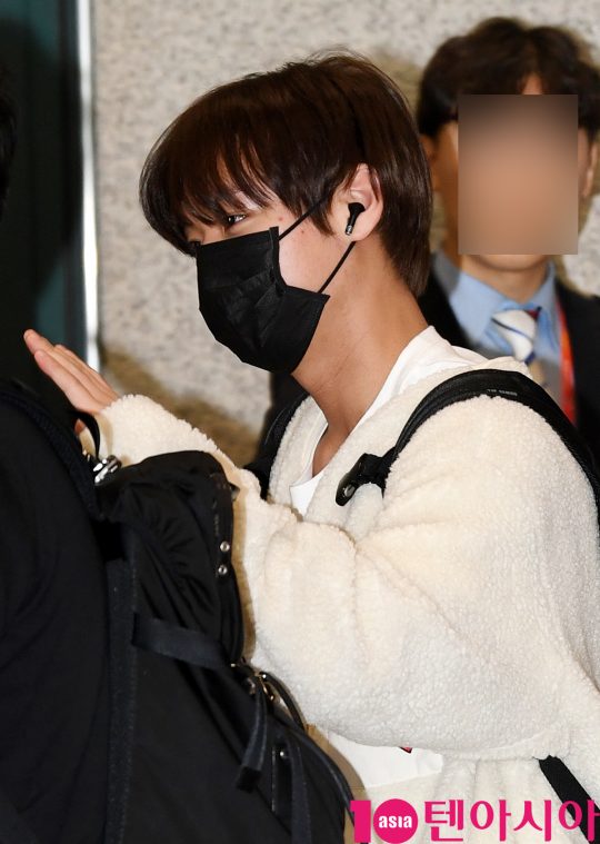 가수 박지훈이 13일 오후 마카오 행사를 마치고 인천국제공항을 통해 입국하고 있다.