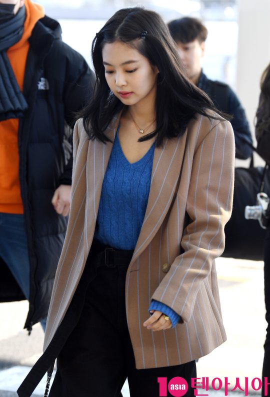 걸그룹 블랙핑크(지수, 제니, 로제, 리사) 제니가 13일 오후 해외일정 참석차 인천국제공항을 통해 자카르타로 출국하고 있다.