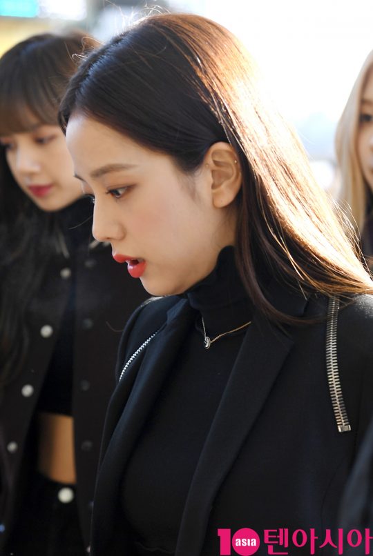 걸그룹 블랙핑크(지수, 제니, 로제, 리사) 지수가 13일 오후 해외일정 참석차 인천국제공항을 통해 자카르타로 출국하고 있다.