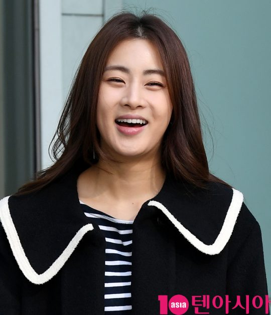 배우 강소라가 14일 오후 서울 목동 SBS본사에서 진행되는 영화 ‘해치지않아’ 홍보차 SBS 파워FM 최화정의 파워타임 방송에 참석하고 있다.