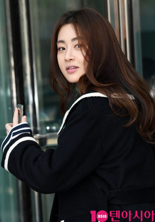 배우 강소라가 14일 오후 서울 목동 SBS본사에서 진행되는 영화 ‘해치지않아’ 홍보차 SBS 파워FM 최화정의 파워타임 방송에 참석하고 있다.