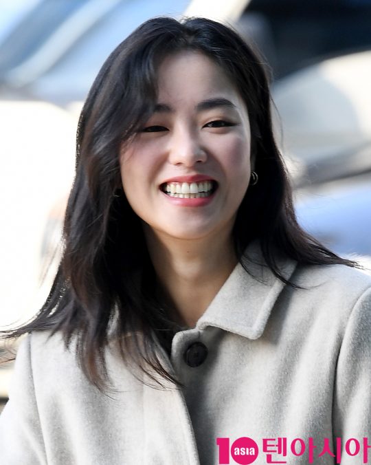 배우 전여빈이 14일 오후 서울 목동 SBS본사에서 진행되는 영화 ‘해치지않아’ 홍보차 SBS 파워FM 최화정의 파워타임 방송에 참석하고 있다.