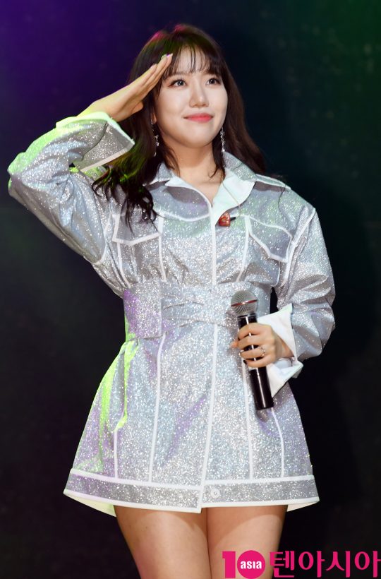 가수 김희진이 14일 오후 서울 서교동 하나투어 브이홀에서 열린 데뷔 앨범 ‘차마’ 발매 쇼케이스에 참석해 멋진공연을 선보이고 있다.