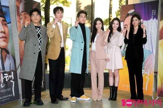 배우 이시언(왼쪽부터), 도상우, 김민규, 진세연, 이열음, 이화겸이 14일 오후 서울 정동 조선일보미술관 내 카페에서 열린 ‘간택’ 기자간담회에 참석했다. /서예진 기자 yejin@
