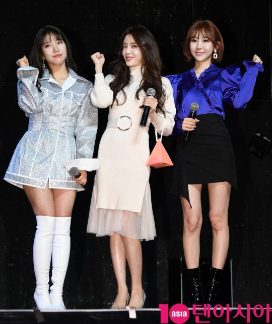 14일 오후 서울 서교동 하나투어 브이홀에서 열린 김희진(왼쪽 첫 번째)의 데뷔 앨범 ‘차마’ 발매 쇼케이스에 박성연(가운데)과 하유비가 참석해 축하하고 있다. / 조준원 기자 wizard333@