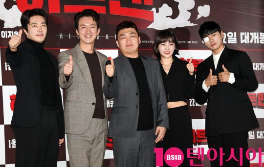 권상우,정준호,최원섭 감독,황우슬혜,이이경(왼쪽부터)이 14일 오후 서울 자양동 롯데시네마 건대입구점에서 열린 영화 ‘히트맨’ 언론시사회에 참석하고 있다.