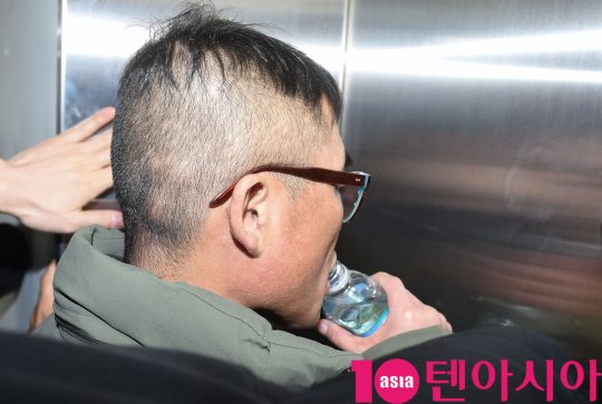 가수 김건모가 15일 오전 서울 대치동 강남경찰서에서 성폭행 의혹 혐의로 소환조사에 출석했다.