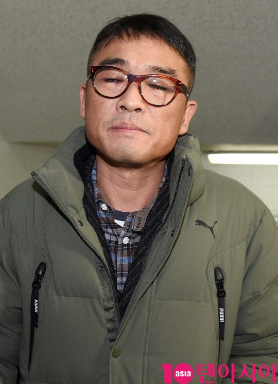 가수 김건모가 15일 오전 서울 대치동 강남경찰서에서 성폭행 의혹 혐의로 소환조사에 출석했다.
