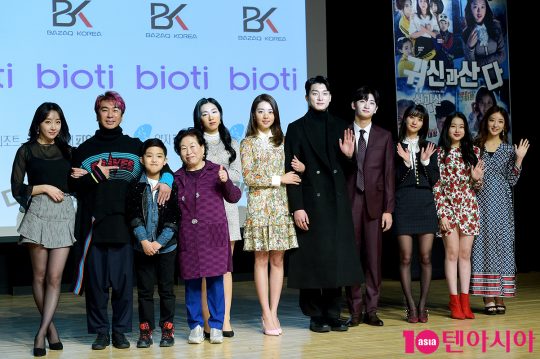 배우 이진희(왼쪽부터), 김정남, 양승호, 전원주, 노체훈, 세형, 송운섭, 홍은기, 비니, 크리샤츄 ,윤나영