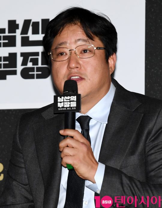 배우 곽도원이 15일 오후 서울 한강로3가 CGV 용산아이파크몰점에서 열린 영화 ‘남산의 부장들’ 언론시사회에 참석하고 있다.