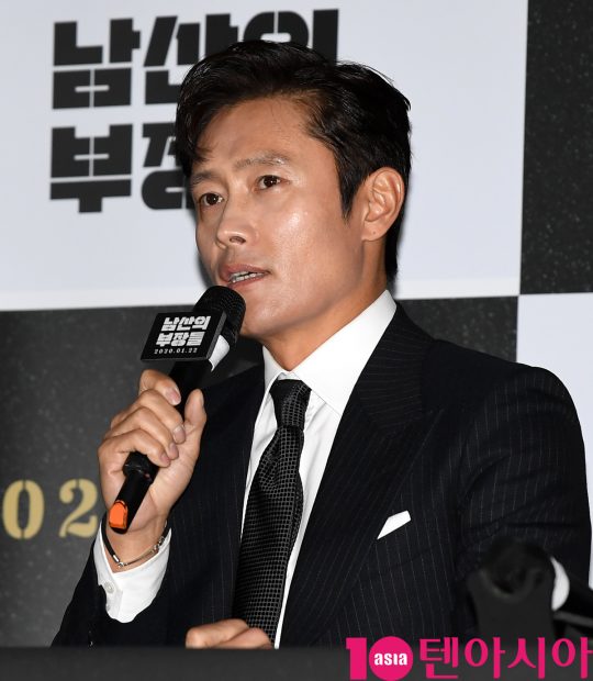 배우 이병헌이 15일 오후 서울 한강로3가 CGV 용산아이파크몰점에서 열린 영화 ‘남산의 부장들’ 언론시사회에 참석하고 있다.