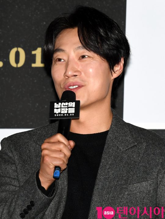 배우 이희준이 15일 오후 서울 한강로3가 CGV 용산아이파크몰점에서 열린 영화 ‘남산의 부장들’ 언론시사회에 참석하고 있다.