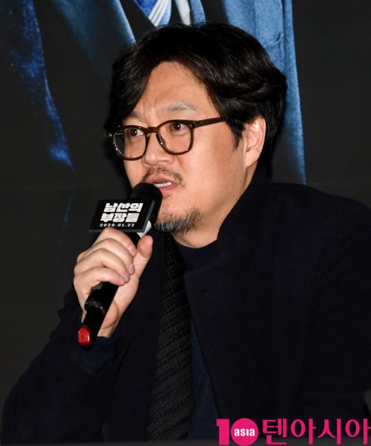 우민호 감독이 15일 오후 서울 한강로3가 CGV 용산아이파크몰점에서 열린 영화 ‘남산의 부장들’ 언론시사회에 참석하고 있다.