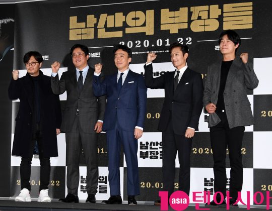 우민호 감독(왼쪽부터), 배우 곽도원, 이성민, 이병헌, 이희준이 15일 오후 서울 한강로3가 CGV 용산아이파크몰점에서 열린 영화 ‘남산의 부장들’ 언론시사회에 참석했다./조준원 기자 wizard333@