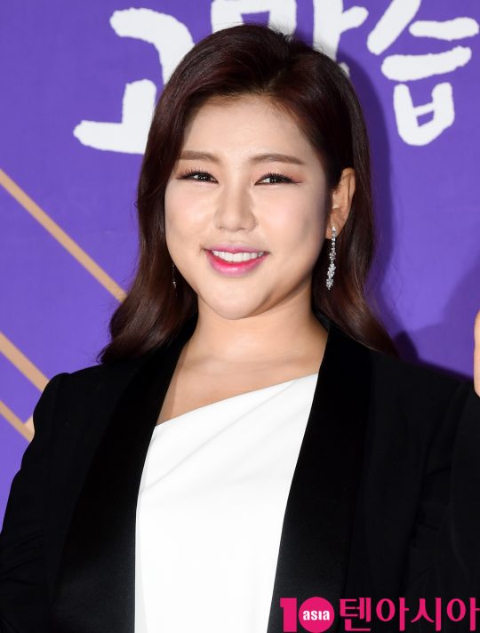 가수 송가인이 16일 오후 서울 상암동 MBC에서 열린 MBC 설특집 2020 송가인 콘서트 ‘고맙습니다’ 포토타임에 참석하고 있다.