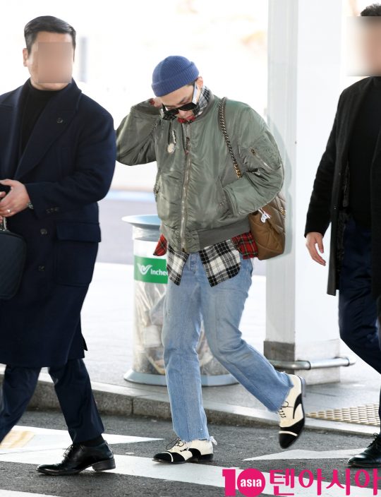 그룹 빅뱅 지드래곤이 17일 오후 뷰티 패션쇼 참석차 인천국제공항을 통해 프랑스 파리로 출국하고 있다.