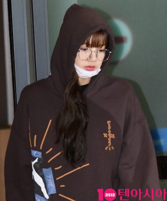 걸그룹 블랙핑크(지수, 제니, 로제, 리사) 리사가 17일 오후 중국 일정을 마치고 인천국제공항을 통해 입국하고 있다.