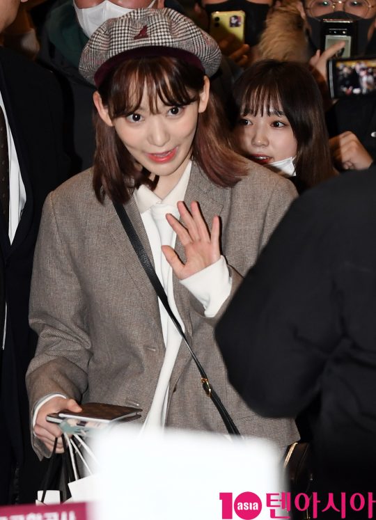 걸그룹 아이즈원 멤버 미야와키 사쿠라와 야부키 나코가 17일 오후 개인일정차 김포국제공항을 통해 일본으로 출국하고 있다.