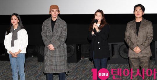 배우 전여빈,김성오,강소라,안재홍(왼쪽부터)이 19일 오후 서울 강남구 삼성동 메가박스 코엑스에서 열린 영화 ‘해치지않아’ 가족시사회 무대인사에 참석했다.