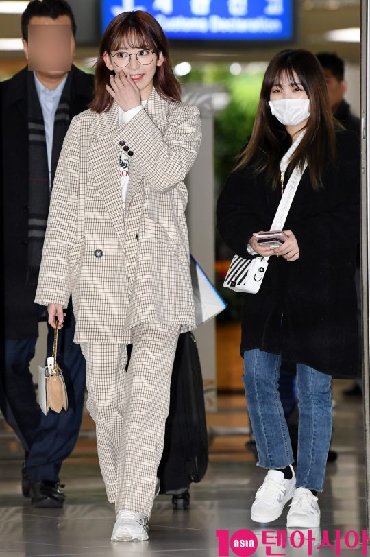 걸그룹 아이즈원 멤버 미야와키 사쿠라가 21일 오후 일본 개인일정을 마치고 김포국제공항을 통해 입국하고 있다.