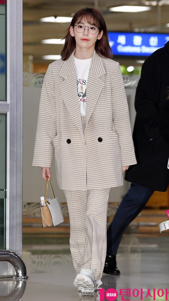 걸그룹 아이즈원 멤버 미야와키 사쿠라가 21일 오후 일본 개인일정을 마치고 김포국제공항을 통해 입국하고 있다.