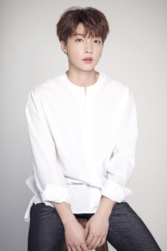 배우 이순재(위), 가수 정세운. /