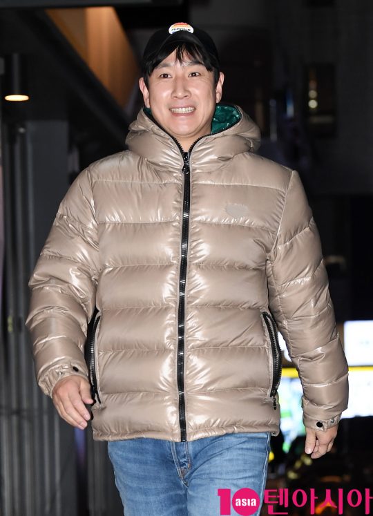 배우 이선균이 22일 오후 서울 여의도 한 음식점에서 열린 JTBC 월화드라마 ‘검사내전’ 쫑파티에 참석하고 있다.