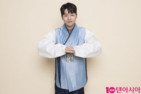 배우 임현수가 설을 맞아 한복을 차려입고 인사하고 있다. / 이승현 기자 lsh87@