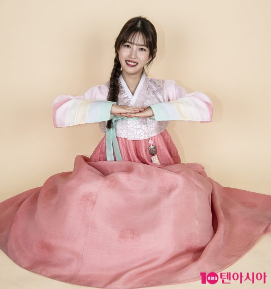 배우 양혜지가 한복을 곱게 차려입고 설날 인사를 하고 있다. /이승현 기자 lsh87@