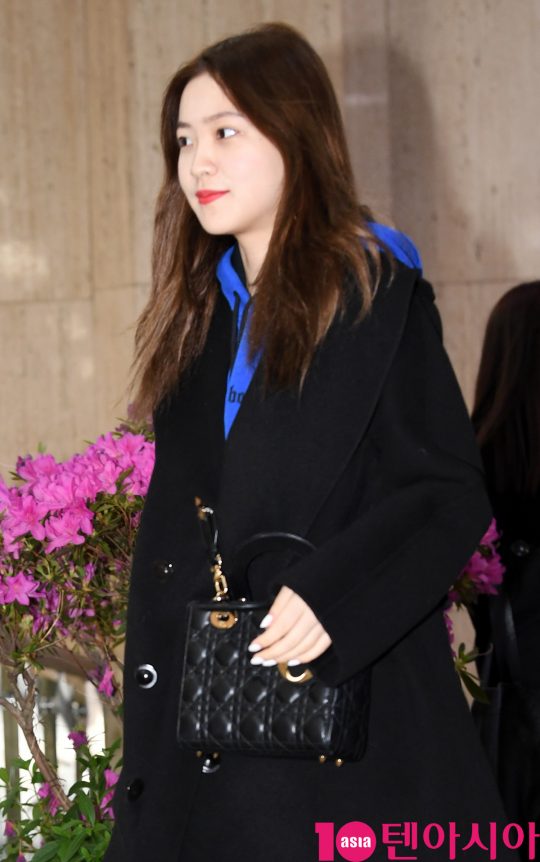 걸그룹 레드벨벳(웬디, 아이린, 슬기, 조이, 예리) 예리가 24일 오후 아레나 투어 인 재팬-라 루즈 콘서트를 마치고 김포국제공항을 통해 입국하고 있다.