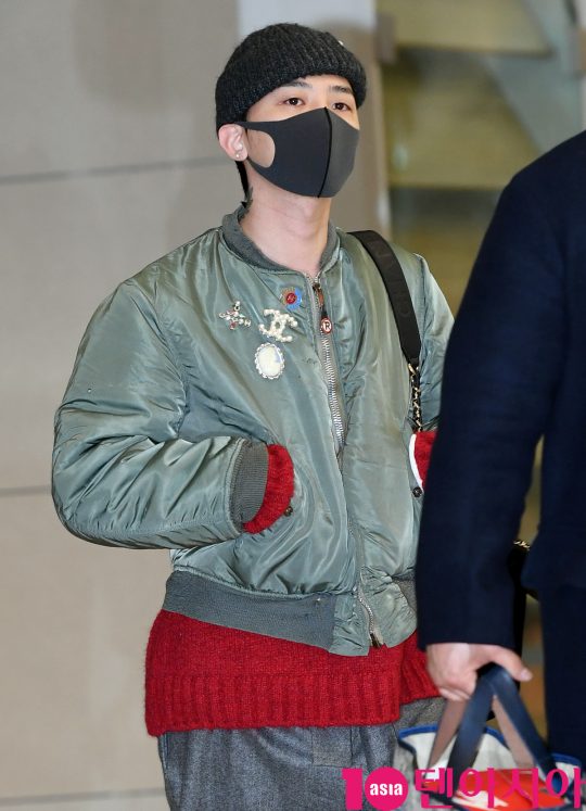 그룹 빅뱅 지드래곤이 24일 오후 프랑스 파리 컬랙션 참석을 마치고 인천국제공항을 통해 입국하고 있다.