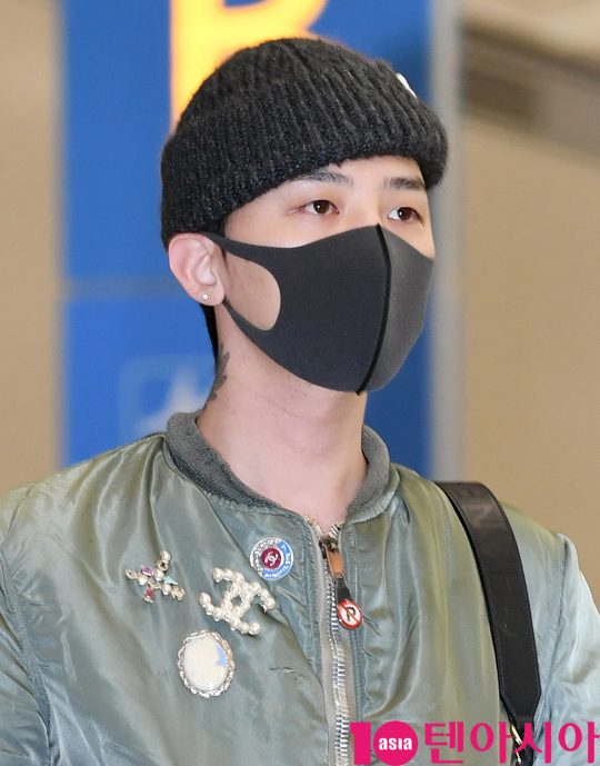 그룹 빅뱅 지드래곤이 24일 오후 프랑스 파리 컬랙션 참석을 마치고 인천국제공항을 통해 입국하고 있다.