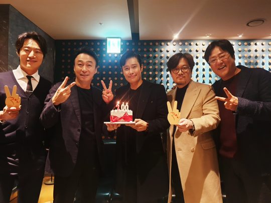 영화 ‘남산의 부장들’ 200만 돌파 감사 인증샷. /사진제공=쇼박스