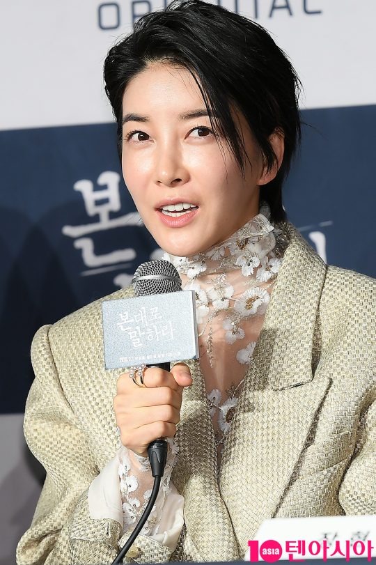 배우 진서연이 29일 오후 서울 여의도동 콘래드호텔에서 열린 OCN 드라마 ‘본대로 말하라’ 제작발표회에 참석해 인사말을 하고 있다.