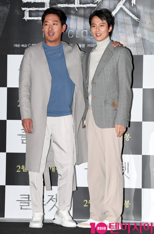 배우 하정우와 김남길이 29일 오후 서울 한강로3가 CGV 용산아이파크몰점에서 열린 영화 ‘클로젯’ 언론시사회에 참석하고 있다.