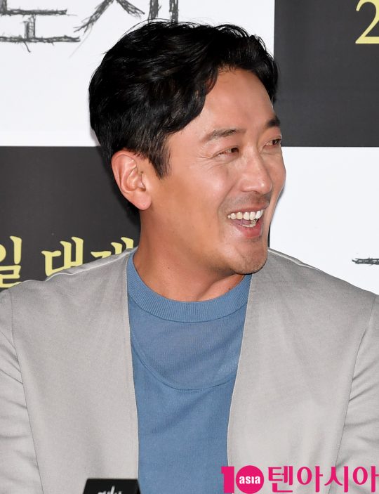 배우 하정우가 29일 오후 서울 한강로3가 CGV 용산아이파크몰점에서 열린 영화 ‘클로젯’ 언론시사회에 참석하고 있다.