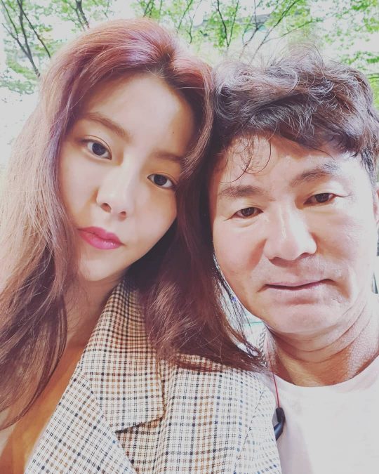 배우 유이(왼쪽)과 김성갑 전 SK와이번스 수석코치. /사진=유이 인스타그램