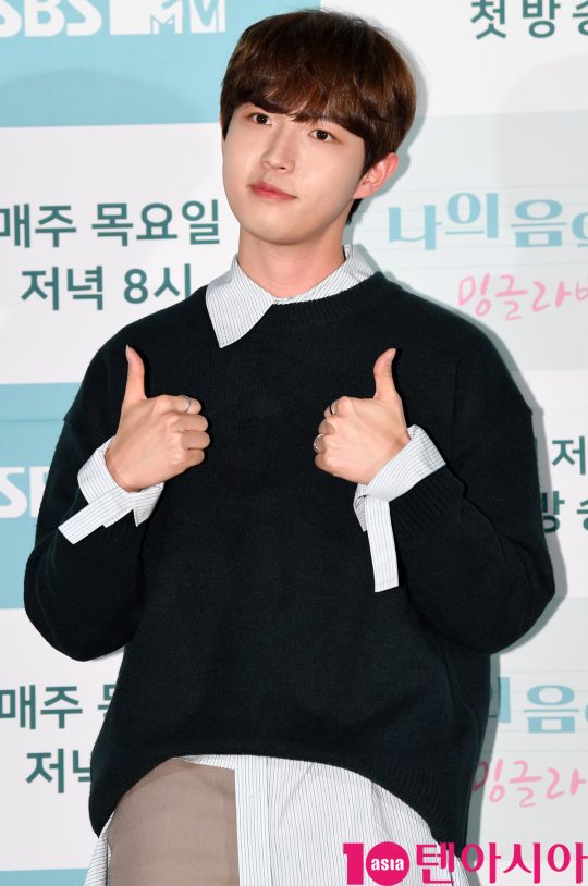 가수 김재환이 30일 오후 서울 마포구 상암동 SBS 프리즘타워에서 열린 SBS FiL 신규 예능 프로그램 ‘나의 음악쌤 밍글라바’ 제작발표회에 참석하고 있다.