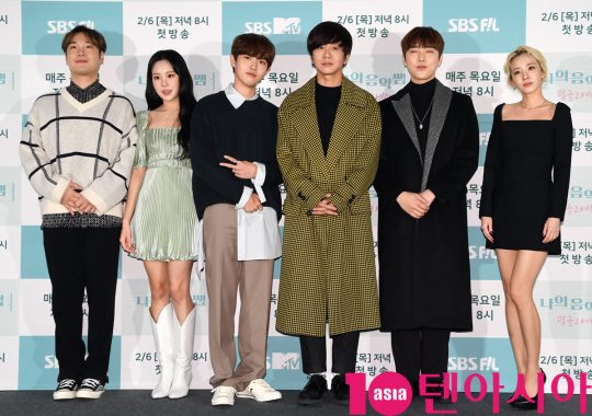 유재환, 주이, 김재환, 윤도현, 산들, 산다라박 (왼쪽부터)이 30일 오후 서울 마포구 상암동 SBS 프리즘타워에서 열린 SBS FiL 신규 예능 프로그램 ‘나의 음악쌤 밍글라바’ 제작발표회에 참석하고 있다.