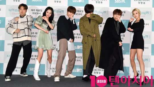 유재환, 주이, 김재환, 윤도현, 산들, 산다라박(왼쪽부터)이 30일 오후 서울 마포구 상암동 SBS 프리즘타워에서 열린 SBS FiL 신규 예능 프로그램 ‘나의 음악쌤 밍글라바’ 제작발표회에 참석하고 있다.