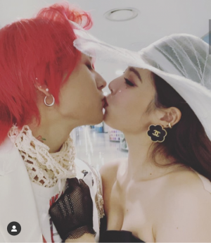 현아, ♥던과의 입맞춤 영상 공개...“자기 새해 복 많이 받아”