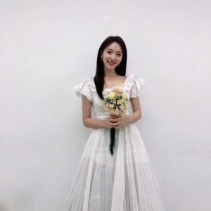 표예진, 새햐안 드레스 입고 청순美 폭발...'공주가 따로없네'