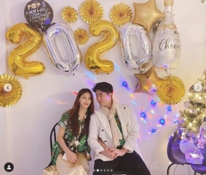 박규리, ♥송자호와 새해 맞이...커플티+손깍지 '눈길'